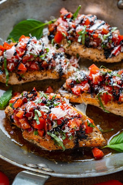 Bruschetta Chicken Caprese Chicken Marinade, Low Carb Bruschetta Chicken, Healthy Bruschetta Chicken, Bruschetta Chicken Bowl, Bruschetta Chicken Sides, Simple Healthy Chicken Dinner, Clean Eating Italian Recipes, Week Day Recipes, Light Refreshing Dinner Recipes