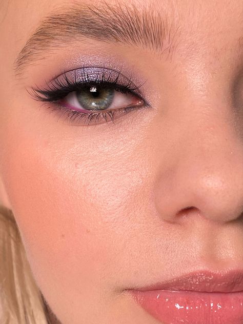 Soft Lavender Eye Makeup, Minimal Color Eyeshadow, Make Up Looks For Lavender Dress, Wedding Makeup Purple Eyeshadow, Natural Lavender Makeup, Makeup Prom Purple, Makeup Ideas For Lilac Dress, Lilac Prom Dress Makeup, Purple Prom Eyeshadow