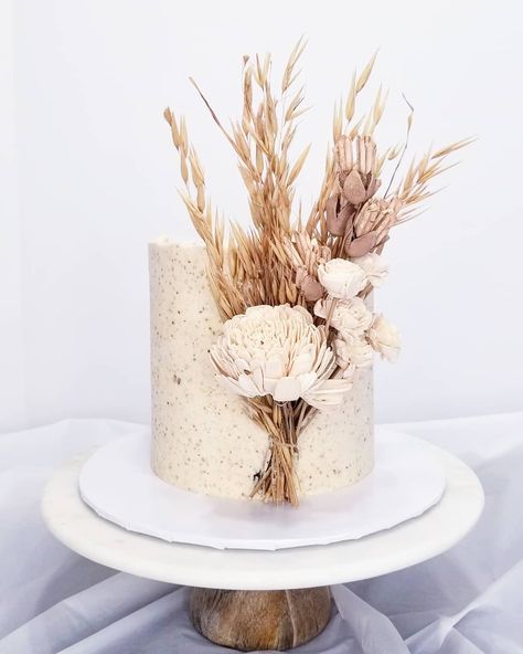 Dry florals give this almond cake the boho chic vibe. Boho Engagement Cake, Boho Cake Decorating Ideas, Boho Party Cake, Wedding Cakes Boho Chic, Fall Boho Cake, Boho Chic Birthday Cake, Boho Bday Cake, Boho Shower Cake, Bolo Boho Chic Aniversario