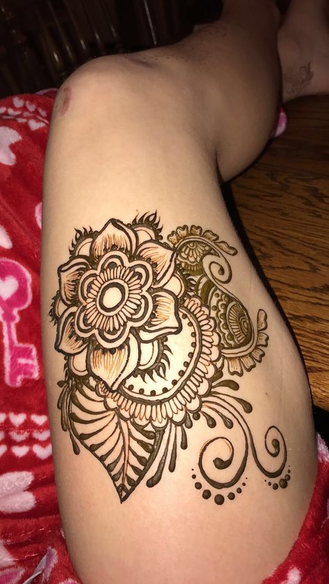 Henna Thigh Tattoo, Thigh Henna, Learn Henna, Henna Hand Designs, Henna Mendhi, Leg Henna Designs, Henna Doodle, Henne Tattoo, Henna Flower Designs