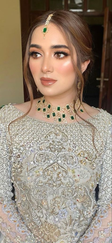 Mehndi Makeup Looks Simple, Engagement Look For Bride, Nikkah Hairstyles, Bridal Hairstyles For Round Face, Nikkah Hair, Walima Brides, Hairstyles For Round Face, Pakistani Bridal Hairstyles, Nikkah Bride