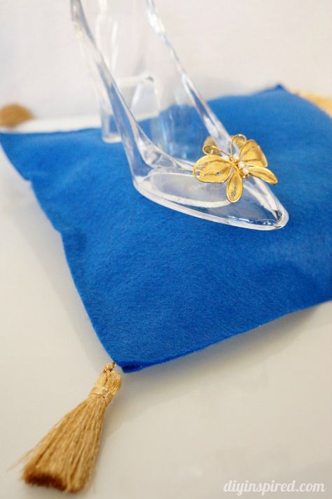 Cinderella Movie DIY Glass Slipper and Pillow for a Party with Tutorial Glass Slipper Centerpiece, Cinderella Props, Cinderella Decor, Cinderella Diy, Cinderella Bedroom, Cinderella Room, Cinderella Ballet, Cinderella Movie 2015, Cinderella Play