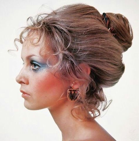 Simple Vintage Hairstyles, 1970s Updo, Vintage Wedding Hair Updo, 1969 Hairstyles, 70s Updo, 60’s Hairstyles, Twiggy Lawson, 1970s Hairstyles, Vogue Italy