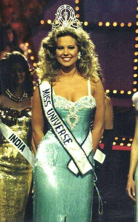 Angela Visser - Holland - Miss Universe 1989 Beauty Pageant Aesthetic, Pageant Aesthetic, Miss Universe Gowns, Miss Universe India, Miss Pageant, Miss Congeniality, Pageant Crowns, Queen Aesthetic, Queen Costume