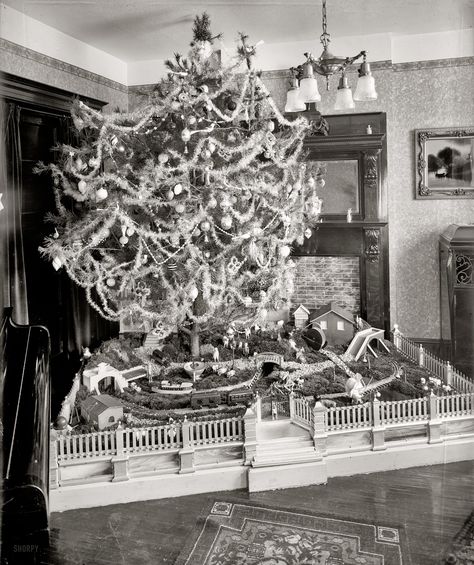 Shorpy Historical Photo Archive :: Santa Fe: 1920 1920s Christmas, Antique Christmas Tree, Christmas Photograph, Old Time Christmas, Vintage Christmas Photos, Ghost Of Christmas Past, Old Christmas, Christmas Villages, Old Fashioned Christmas