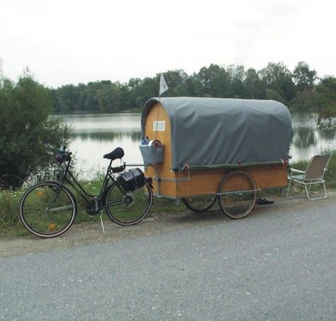 teeny tiny bike trailer camper Diy Bicycle, Bike Wagon, Kangoo Camper, Bicycle Trailers, Auto Camping, Bicycle Camping, Kombi Home, Bicycle Trailer, Bike Camping