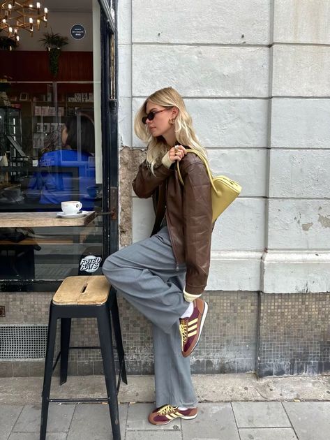 Yellow Adidas Outfit, Style Brown Leather Jacket, Yellow Bag Outfit, Adidas Sneakers Outfit, Linda Sza, Grey Pants Outfit, Samba Sneakers, Adidas Samba Outfit, Sneaker Outfits Women