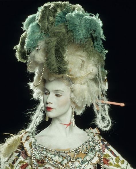 Fashion and Haute Couture on Instagram: “Christian Dior Haute Couture FW 2000” Elizabethan Makeup, Halloween Couture, Y2k Runway, Reawakening Fashion, Drag Inspiration, Galliano Dior, Antoinette Dress, Rococo Fashion, Christian Dior Haute Couture