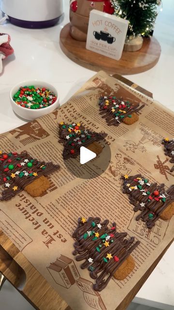 Ivy Cas on Instagram: "Easy chocolate biscoff Christmas trees 🍫🎄

i love these cookies! So when i saw the idea from @fitwaffle I had to make a milk chocolate version 😍

All you need is melted chocolate in a piping bag, biscoff cookies, wax paper or parchment paper and festive sprinkles! 

Best served with some coffee or a hot chocolate ☕️🎄

#christmas #christmastree #christmasrecipes #funrecipe #easyrecipe #easytreats #biscoff" Biscoff Christmas Tree, Christmas Cookies And Treats, Christmas Dessert Table, Hot Chocolate Christmas, Biscoff Cookies, Christmas Sprinkles, Piping Bag, Chocolate Christmas, Christmas Tree Cookies