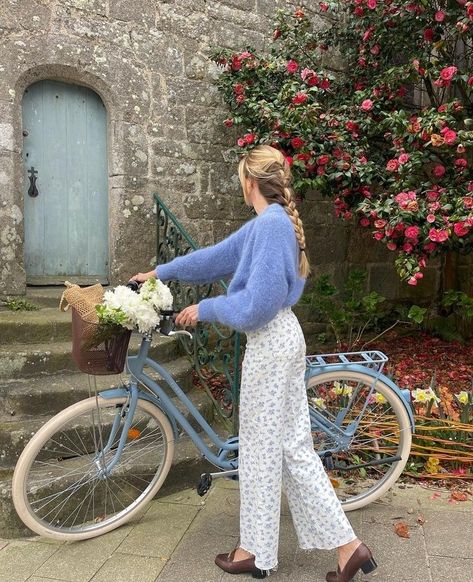 French Countryside Clothing, Cozy Feminine Outfits, Flower Aesthetic Outfits, French Country Outfit, Parisian Countryside Aesthetic, Garden Aesthetic Outfit, Spring Italy Outfits, Soft Romantic Outfits, Romantic Outfit Aesthetic