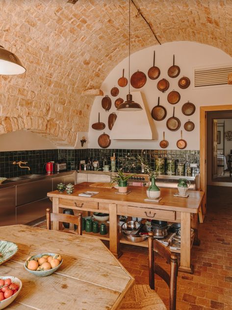 Rustic Country Kitchens, Old Stone Houses, Italian House, Italian Interior, Tuscan Villa, Italian Home, Italian Kitchen, Style Deco, Stone House