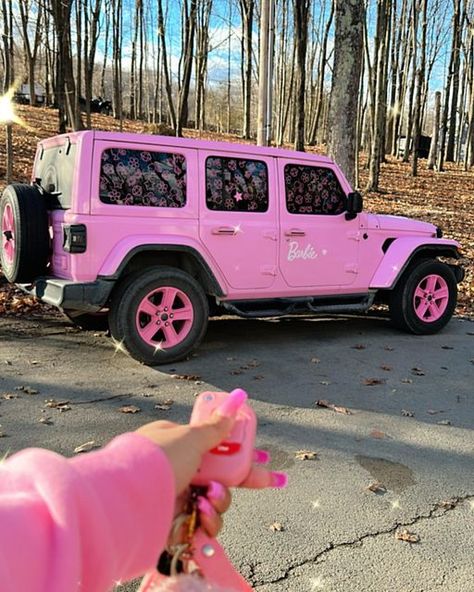 Pink Suv, Pink Jeep Wrangler, Pink Aesthetic Girly, Filming Set, Preppy Car, Barbie Car, Pink Jeep, Pink Truck, Cool Car Accessories