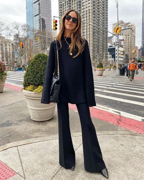 Arielle Charnas Blogger Outfit Idea: Sweater, Flared Pants, and Pointed-Toe Boots Arielle Charnas, Celana Fashion, Estilo Chic, Looks Chic, Inspiration Mode, Adidas Samba, Work Attire, Fall Winter Outfits, Look Chic