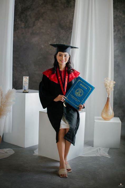 Konsep Foto Wisuda Studio, Studio Setup Photography, Family Photo Studio, Graduation Photography Poses, Graduation Poses, Studio Poses, Graduation Picture Poses, Graduation Portraits, Photoshoot Studio