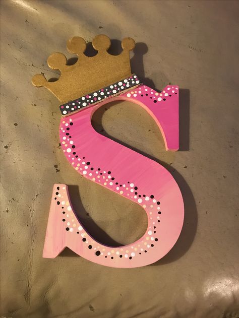 Painted wooden letter with wooden crown attached. Very simple, and can but mounted on a wall. Wooden Crown Decoration, Diy Wood Letters Paint Ideas, Wooden Initial Letters Wall Decor, Letter Painting Ideas Wooden, Painted Letters Diy, Wood Letter Painting Ideas, Decorative Letters Diy, Sorority Paintings, Diy Wooden Letters