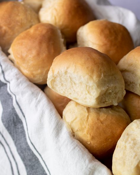 Dinner Rolls Buttery Rolls, Garlic Knots Recipe, Fluffy Dinner Rolls, Sweet Roll Recipe, Yeast Dough, Kitchen Dinner, Homemade Rolls, Homemade Dinner Rolls, Sweet Roll