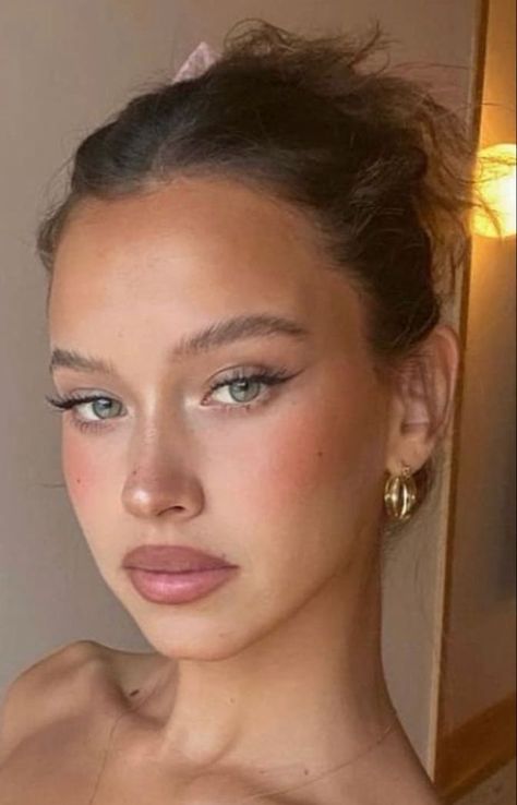 Snatched Natural Makeup, Subtle Dewy Makeup, Sunkissed Look Make Up, Classy Makeup Aesthetic, Understated Bridal Makeup, Natural Lashes Makeup, Isabelle Mathers Makeup, Soft Brown Eyeliner Look, Summer Wedding Makeup Looks