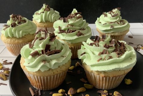 Pistachio Cupcakes Pudding, Pistachio Buttercream, Toasted Pistachios, Pistachio Cupcakes, Pudding Cupcakes, Pistachio Recipes, Batter Recipe, Pistachio Pudding, Sweet Treats Desserts