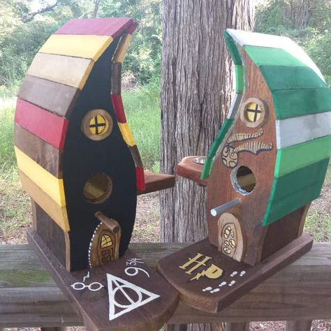 Harry Potter Birdhouse, Harry Potter Garden Ideas, Harry Potter Magic, Unique Bird Houses, Harry Potter Diy, Country Gardening, Secret Garden, Bird Houses, Bird House