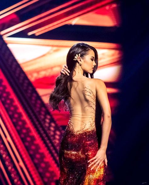 Her Iconic Pose 🇵🇭 @catriona_gray . . . #missuniverse #missuniverse2018 #missphilippines #catrionagray Lava Dress Catriona, Catriona Gray Lava Gown, Catriona Gray Gown, Lava Gown, Miss Universe Outfits, Beauty Pageant Aesthetic, Pageant Preparation, Catriona Gray Miss Universe, Lava Dress