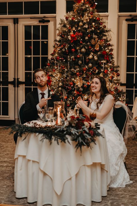 Christmas Wedding Bride And Groom Table, Christmas Arch Wedding, Wedding Dresses Christmas Winter, Christmas Wedding At Home, Christmas Wedding Rings, Christmas Wedding Gift Table, Navy Christmas Wedding, Christmas Tree Wedding Decorations, Christmas Theme Wedding Cake