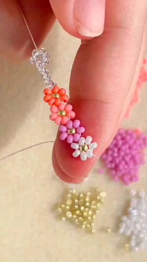 How To Make A Beaded Daisy, Flower Petal Beads, Beading Projects For Beginners, Seed Bead Earring Tutorial For Beginners, Making Bracelets With Beads Tutorials, Seed Bead Creations, Diy Seed Bead Jewelry Tutorials, Seed Bead Ideas Diy, Diy Seed Bead Jewelry Ideas