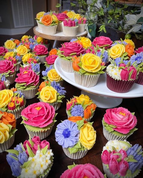 Summer Flower Cupcakes, Colorful Wedding Cupcakes, Floral Cupcake Ideas, Wildflower Cupcakes, Bolo Rapunzel, Cupcakes Flores, Wedding Cake Cookies, Bridal Shower Cupcakes, Creative Snacks