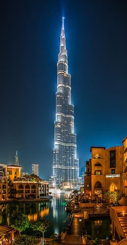 Dubai - Burj Khalifa von Jean Claude Castor Burj Khalifa Photography, The Burj Khalifa, Khalifa Dubai, Dubai Skyscraper, Dubai Aesthetic, Dubai Lifestyle, Skyscraper Architecture, Dubai City, Amazing Buildings