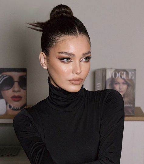 Kendall Makeup, Makeup For Night Out, Sleek Back Hair, Sleek Bun Hairstyles, Long Shiny Hair, Hot Haircuts, Red Carpet Hair, Glam Hair, Wedding Hair Inspiration