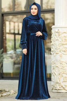 Hijab Long Dress, Pakistani Pret Wear, Islamic Dress For Women, Long Dress Style, Hijabi Gowns, Pret Wear, Velvet Dress Designs, Muslimah Dress, Islamic Dress