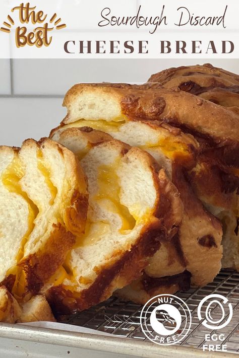 loaf of sourdough cheese bread beautifully sliced on a wire rack with the title 'The best sourdough discard cheese bread' egg free ! Sourdough Discard No Wait, Bread Machine Sourdough Discard, Sourdough Discard Cheesy Bread, Sourdough Cheese Bread Recipe, Sourdough Discard Cheese Bread, Cheesy Sourdough Bread, No Wait Sourdough Recipes, Sourdough Discard Loaf, Discard Quick Bread