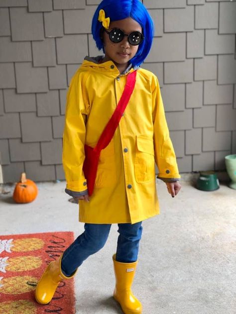 Coraline Yellow Raincoat Outfit, Yellow Jacket Outfit, Coraline Halloween Costume, Coraline Costume, Family Themed Halloween Costumes, Rain Outfit, Friend Costumes, Raincoat Outfit, Themed Halloween Costumes