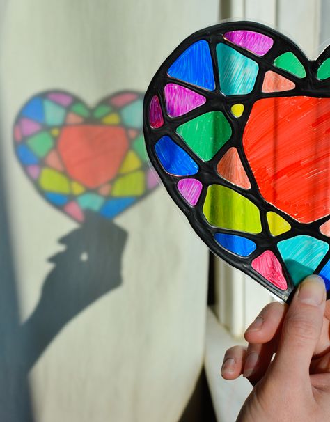 Make a stained glass heart suncatcher with kids and decorate your windows for Valentine's Day! Free printable template is included. #kidscrafts #suncatchers #valentinesdays Stained Glass Heart, Heart Suncatcher, Black Glue, Diy Staining, Sharpie Crafts, Astuces Diy, Sharpie Markers, Sand Crafts, Easy Art Projects