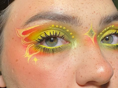 tg: pixie_makeup Sun Eye Makeup, Bug Eye Makeup, Interesting Makeup Looks, Eclectic Makeup, Funky Makeup Creative, Colored Eyeliner Looks, Yellow Eyeshadow Looks, Eccentric Makeup, Patchwork Makeup