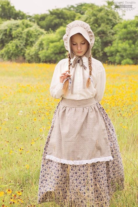 little house prairie last minute costume Pioneer Girl Costume, Little House On The Prairie Dress, Bonnet Tutorial, Diy Girls Costumes, Pioneer Costume, Pioneer Clothing, Dress Templates, Pioneer Girl, Prarie Dress