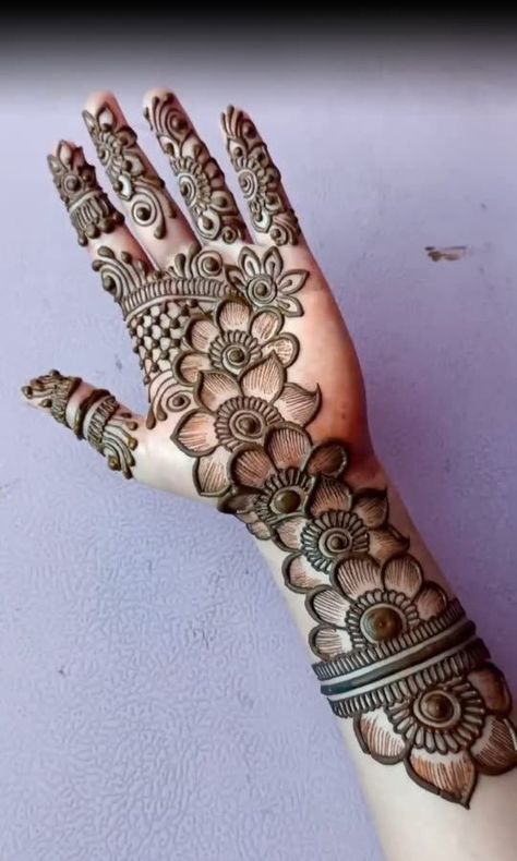 Pattern Mehandi Designs, Simple Arabic Mehndi Designs Latest, Mahendi Dizain, Mehndi Pics, Mhndi Design, Dubai Mehndi, Beautiful Simple Mehndi Design, Hand Mehndi Designs, Back Hand Mehndi