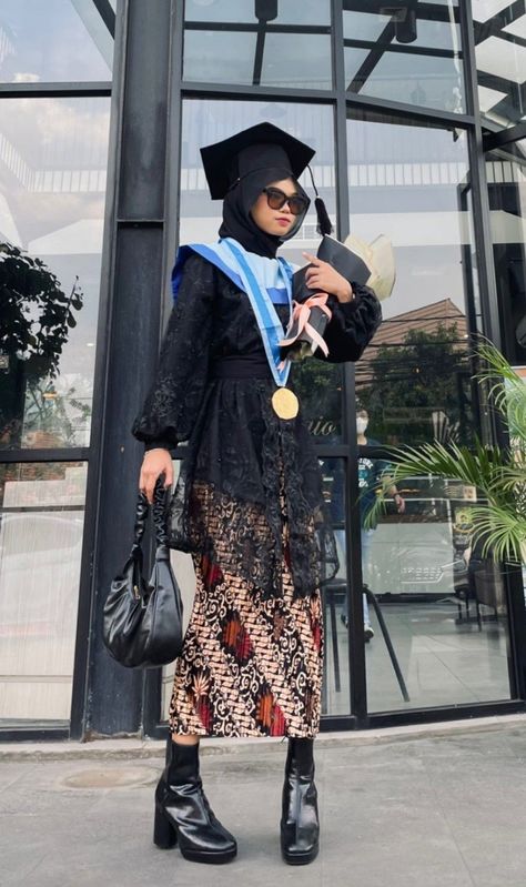 Outfit Graduation Hijab, Graduation Outfit Ideas Hijab, Graduation Dress Hijab, Graduation Hijab, Model Kebaya Wisuda, Dress Brokat Modern, Kondangan Outfit, Kebaya Modern Dress, Batik Kebaya