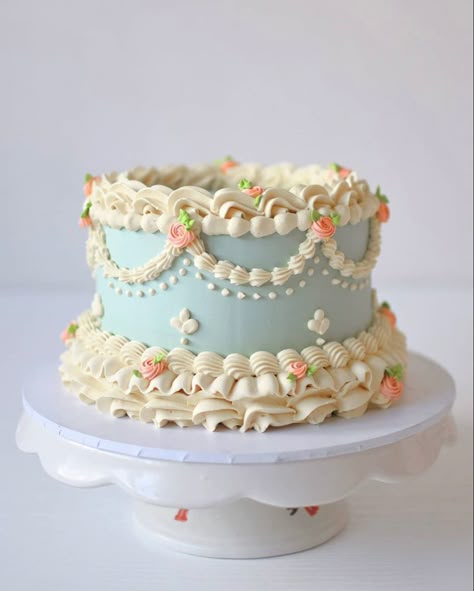 Pastel Cake Designs Birthday, Old Fashion Cake Design, Cake Decorating Two Tier, Vintage Inspired Birthday Cakes, Vintage Carrot Cake, Floral Tea Party Cake, 1 Tier Birthday Cake For Women, How To Decorate A Fake Cake, Cake Designs Fancy