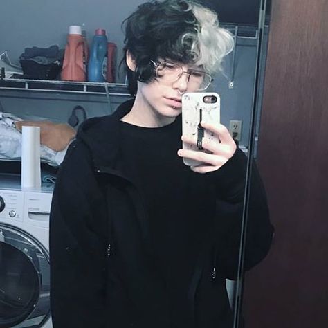 Split Dyed Hair Boy, Masculine Features, Ftm Haircuts, Half And Half Hair, Sweet People, Black Hair Boy, Androgynous Hair, Split Dyed Hair, Character Bank