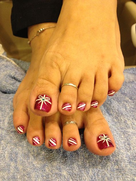 Christmas Nail Designs For Toes, Christmas Toenails 2023, Holiday Pedicure Toenails, Christmas Toenails Designs Toe, Candy Cane Toes Nails, Christmas Toe Designs, Christmas Pedicure Designs Toe Holidays, Toe Nails Christmas, Christmas Nails Toes