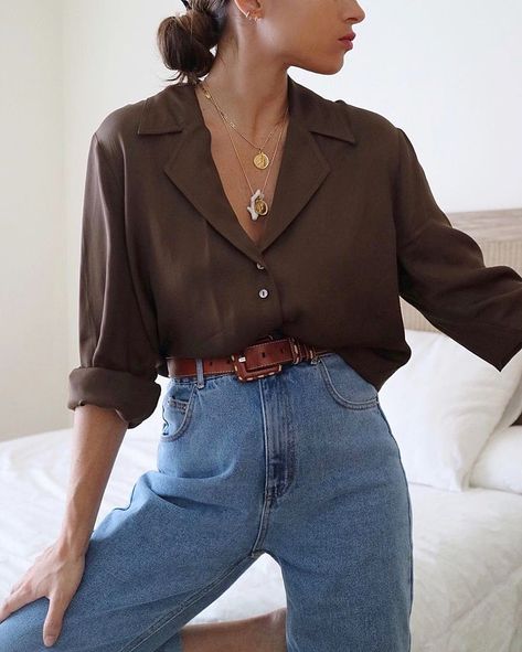 351b33587c5fdd93bd42ef7ac9995a28desc37310871ri Maria Valdes, Belt Blouse, Chique Outfit, 90's Fashion, Brown Shirt, Vintage Belt, Baggy Pants, Looks Chic, 가을 패션