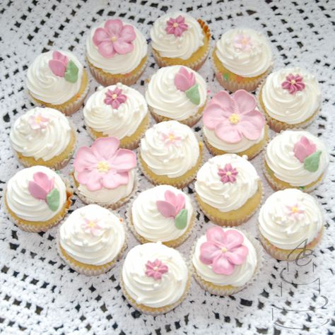 Pastel mini cupcakes for a shabby chic tea party. #shabbychic #pinkminicupcakes #pinkroyalicingflowers #royalicingflowers #minicupcakes #mauve #teapartytreats High Tea Cupcakes Ideas, Cupcake Tea Party, Cupcakes Tea Party, Tea Party Theme Cupcakes, Tea For Two Cupcakes, Tea Party Mini Cupcakes, Mini Cupcakes For Tea Party, Yea Party Cupcakes, Tea Party Birthday Cupcakes