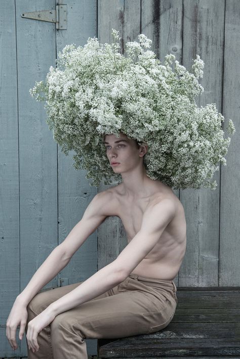 Man With Flowers, Michel De Montaigne, Male Dancer, Flower Boys, 인물 사진, Headdress, Flower Crown, Flower Power, Photography Inspiration