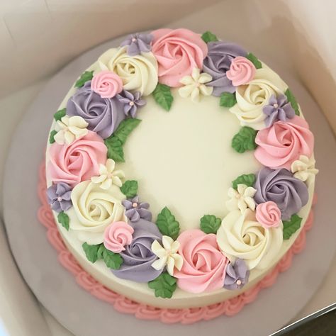 Floral Cake💐 #cake #cakesoftheday #birthdaycake #cakeformom #floralcakes #flowerslovers #pipedflowers #frostingflowers #pastelflowers #pinkflowers #flowercakes #homemadecake #madefromscratch #athomebaker #houstontx #cypresstx #wallertx Simple Cake Design, Stunning Cakes, Frosting Flowers, Piping Flowers, Sweet Temptation, Simple Cake Designs, Diy Gift Set, Simple Cake, Pretty Birthday Cakes