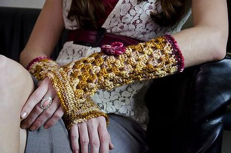 News Crochet Oddities, Ren Faire Crochet, Medieval Crochet, Crochet Bracelet Pattern, Crochet Gloves Pattern, Crochet Fairy, Ren Fair, Step By Step Crochet, Malabrigo Yarn