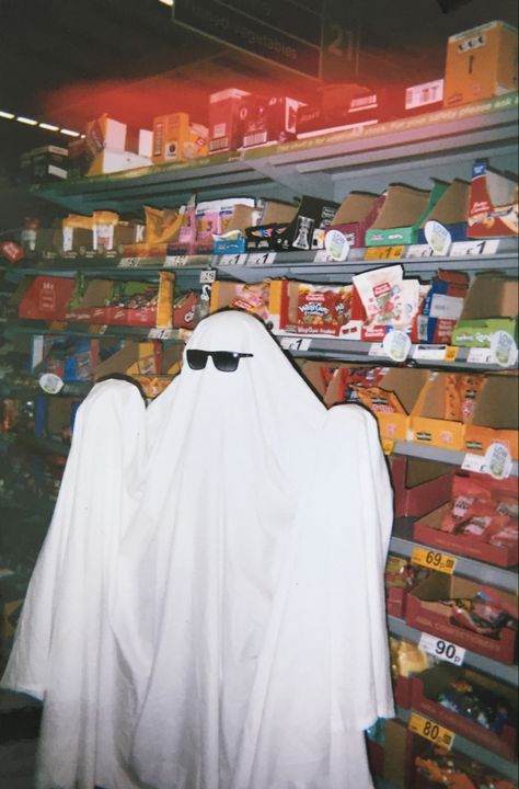 Aesthetic Ghost Halloween Costume, Ghosts Costumes Aesthetic, Sheet Ghost Halloween Costume, Ghost Halloween Costume Aesthetic, Cool Ghost Costume, Sheet Ghost Costume Aesthetic, Vintage Ghost Costume, Ghost Custome Halloween, Ghost With Sunglasses Aesthetic