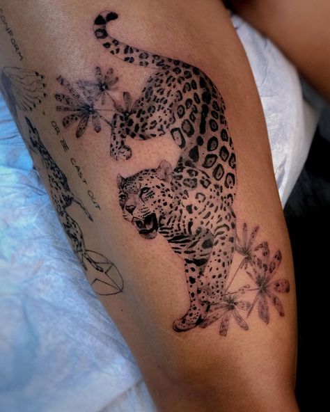 Jaguar Rib Tattoo, Pretty Sleeve Tattoo, Leopard Neck Tattoo, Jaguar Arm Tattoo, Cool Womens Tattoos, Majestic Tattoos For Women, Leopard Tattoo Women, Leapord Tattoo Women, Jaguar Back Tattoo