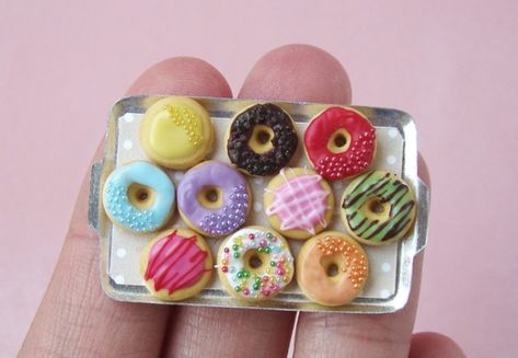 Tutorial: Miniature Donuts – Polymer Clay Fimo Kawaii, Miniature Food Tutorials, Crea Fimo, Barbie Food, Doll Food, Dollhouse Food, Cute Polymer Clay, Polymer Clay Miniatures, Clay Food