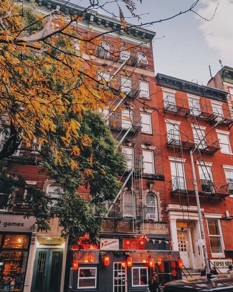 @pompweii on Instagram: “📍 Greenwich Village, New York, New York 📸 Canon sx720hs . . . . . . . #travel #unitedstates #amazingarchitecture #architecturelovers…” Greenwich Village, New York New York, Amazing Architecture, Canon, Cabin, United States, New York, House Styles, Architecture