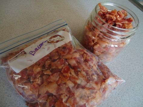 You can make your own bacon bits - it's so easy! How To Can Bacon, Bacon Storage, Canning Bacon Bits, Diy Healthy Food, Bacon Bits Recipes, Canned Bacon, Storing Vegetables, How To Make Bacon, Canadian Bacon